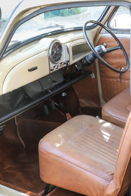 Morris Minor 1000 Traveller (1971) - Die Ablage unter dem Armaturenbrett wird zu einem Grossteil von der Heizung eingenommen