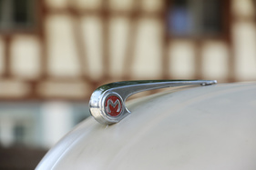 Morris Minor 1000 Traveller (1971) – Doppelbelegung: Die "Kühlerfigur" ist gleichzeitig auch der Haubengriff