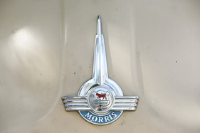 Morris Minor 1000 Traveller (1971) - Emblem auf der Motorhaube mit dem Stadtwappen von Oxford: dem Ochsen in der Furt