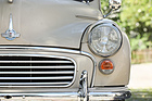 Morris Minor 1000 Traveller (1971) - Seit 1955 verlaufen die Lamellen im Kühlergrill horizontal. Die Blinker kamen auch am MGA zum Einsatz