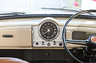 Morris Minor 1000 Traveller (1971) - Seit 1965 rahmt eine Aluminiumblende den Tacho ein. Im Zuge dessen wurden auch die Zug- durch Kippschalter ersetzt und das cremefarbene Ziffernblatt gegen ein schwarzes getauscht