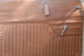 Morris Minor 1000 Traveller (1971) - Türverkleidung mit eingepresstem Pfeifenmuster und kleiner Schlaufe zum Schliessen der Tür