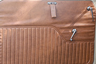 Morris Minor 1000 Traveller (1971) - Türverkleidung mit eingepresstem Pfeifenmuster und kleiner Schlaufe zum Schliessen der Tür