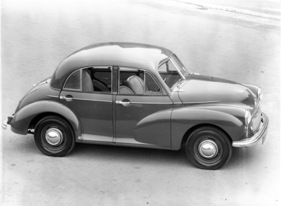 Morris Minor (1950) - die neu dazugekommene viertürige Limousine wurde zuerst nur für den Export gebaut - man beachte die beiden Schweibenwischer