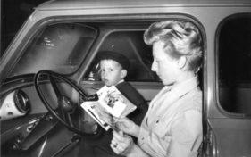 Morris Minor 850 (1960) - im kleinen Kommissionsauto hat auch das Söhnchen Platz - Genfer Autosalon 1960