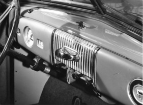 Morris Minor Series II (1953) - die frühen Modelle hatten das Hauptinstrument vor dem Fahrer