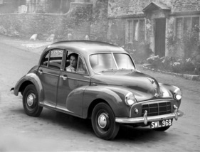 Morris Minor Series II (1953) - mit dem seitengesteuerten Motor stieg die Leistung auf 30 PS, die Ausstattung wurde kompletter