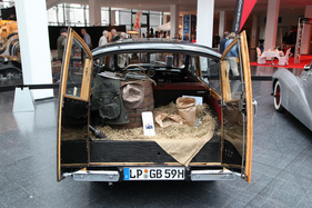 Morris Minor Traveller (1962) - mit gefülltem Kofferraum - Motorworld Classics Bodensee 2019