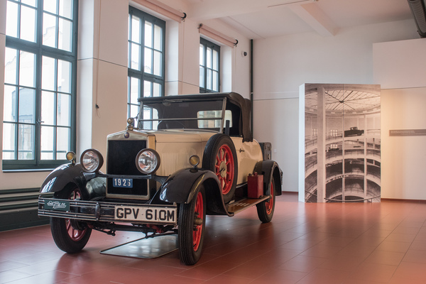 Morris Oxford 14/28 Tourer (1926) - wie damals im Rundbau