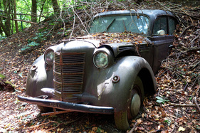 Moskwitsch 401 - symbolisiert den Zusammenbruch der UdSSR - Autoskulpturenpark Neandertal
