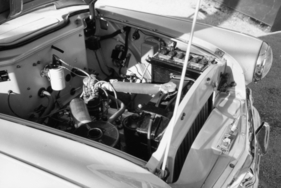 Moskwitsch 402 (1956) - Blick in den aufgeräumten Motorraum.