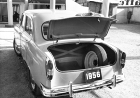 Moskwitsch 402 (1956) - Der Kofferraum beinhaltet unter anderem ein Reserverad. Ausserdem ist dem Auto auch eine umfangreiche Werkzeugkiste beigelegt. Dies hat den Grund, dass Servicestellen dünn gesät sind.