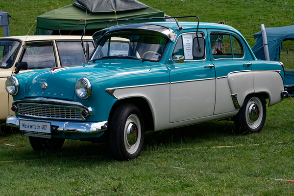 Moskwitsch 407 (1963) , einer der letzten 407 in tollem Zustand. Die Spiegelbrücke aus Aluminium für den Wohnwagenzugbetrieb stammt aus DDR-Produktion – OMMMA 2023