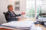 Mosley mit erhobener Hand (© Daniel Reinhard, 1999) Mosley mit erhobener Hand (© Daniel Reinhard, 1999)