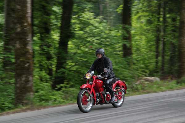 Moto-Guzzi-Motorrad auf der Rundfahrt in der Nähe von Wilen - Oldtimer in Obwalden (O-iO) 2018