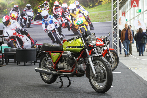 Bild: Moto Guzzi V7 Sport in der Motorradhalle - 40. Auto e Moto d'Epoca Bologna 2023
