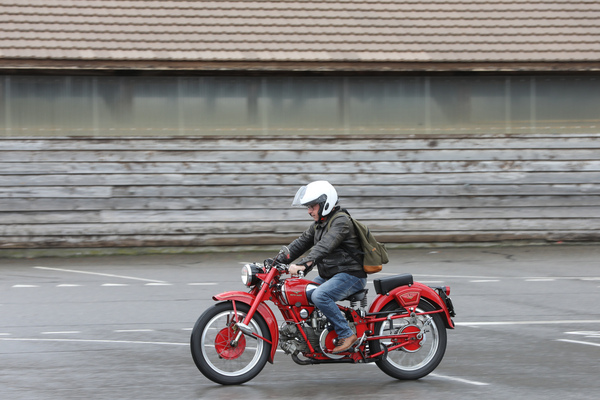 Moto Guzzi beim Verlassen des Geländes - Oldtimer Sunday Morning Treffen Zug am 6. August 2023