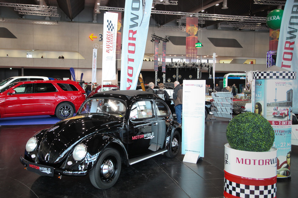 Motor World zeigt einen schwarzen Käfer - Retro Classics Bavaria 2017 in Nürnberg