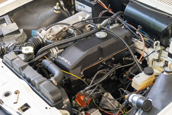 Motor des Opel Kadett C GT/E zwar mit Elektronik aber noch ohne OBD-Anschluss – 8. Autos von Dazumal 2023