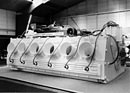 Motorattrappe eines Ferrari-Boxer-Triebwerks, oben der Ralt-Toyota von Patrick Studer - Genfer Automobilsalon 1979