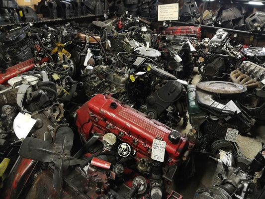 Image: Engines - spare parts at Autoverwertung Ernst Egger AG