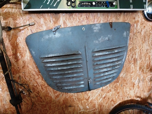 Motorhaube eines Renault 4 CV, dem früher gern in die Heckklappe des Volkswagen implantiert wurde – Zu Besuch in der Sammlung Hilker