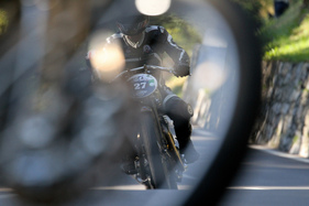 Motorrad durch ein Rad gesehen - Arosa ClassicCar 2019