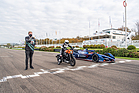 Bild: Motorrad gegen Formel-E