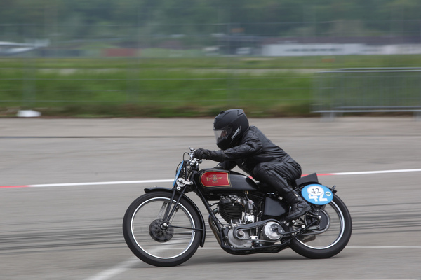 Motorrad von Excelsior auf schneller Vorbeifahrt - Motorworld Classics Bodensee 2022