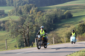 Motorradfahrer als Vorfahrer vor den Radfahrern - Memorial Bergrennen Opfertshofen "Rendezvous am Kleinen Klausen" 2021