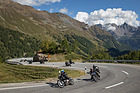 Motorradfeld bei der Bergauffahrt im Pulk - Bergrennen Bernina Gran Turismo 2021