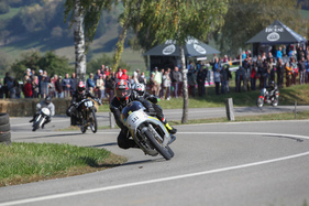 Motorräder angeführt von der Honda RC 181 Replica aus dem Jahr 1966 - Memorial Bergrennen Opfertshofen "Rendezvous am Kleinen Klausen" 2021