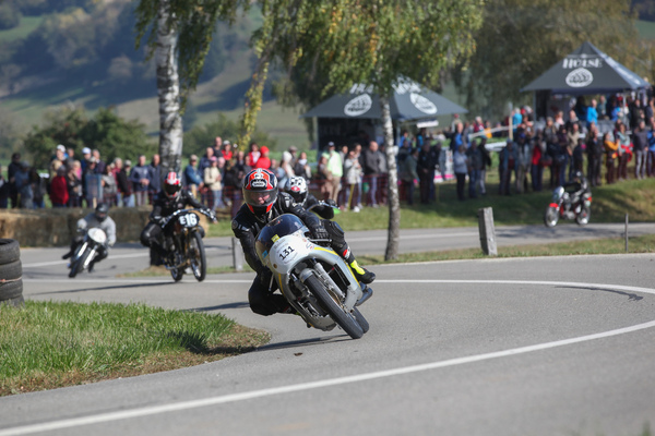 Bild Motorräder angeführt von der Honda RC 181 Replica aus dem Jahr 1966 - Memorial Bergrennen Opfertshofen "Rendezvous am Kleinen Klausen" 2021