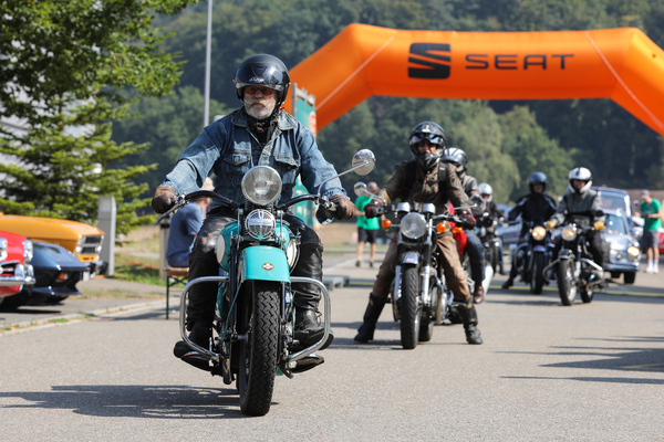 Motorräder bei der Anfahrt - Lägern Classic 2024