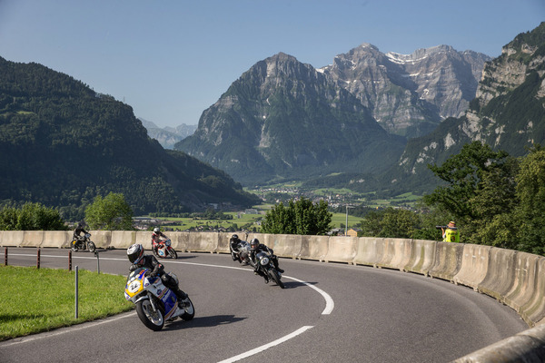 Motorräder im Pulk - Kerenzerbergrennen 2022