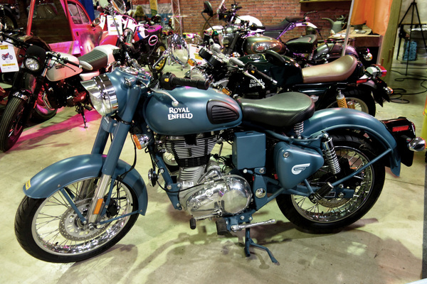 Motorräder von Royal Enfield (Autojumble Luxemburg-Stadt 2018)