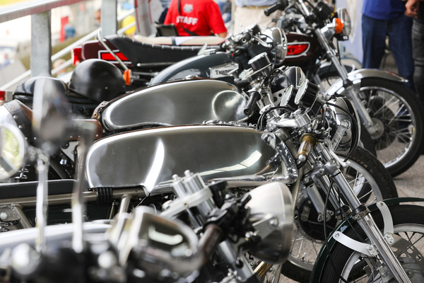 Motorräder waren in grosser Anzahl vorhanden - Old Wheels Biel-Bienne 2025