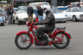 Motorräder wie diese Nimbus "Hummel" waren in der Unterzahl. Im Hintergrund ein Arnolt-Bristol – Swiss Classic World Luzern 2022 Motorräder wie diese Nimbus "Hummel" waren in der Unterzahl. Im Hintergrund ein Arnolt-Bristol – Swiss Classic World Luzern 2022