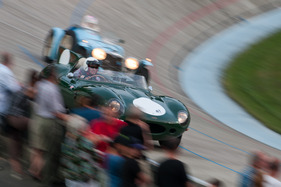 Motorsport hautnah! Ein Jaguar C-Type (1963) fährt knapp einen Meter an den Zuschauern vorbei — Indianapolis in Oerlikon 2013