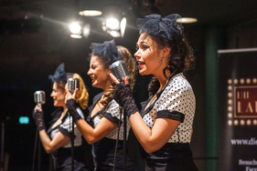 Motorworld Classics Berlin 2019 - Den Besucher erwarten neben klassischen Fahrzeugen auch verschiedene Darbietungen.