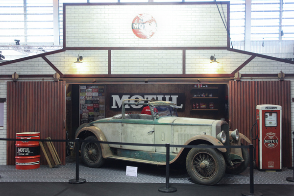Motul-Stand mit historischem Fahrzeug und Zubehör - Rétromobile 2015