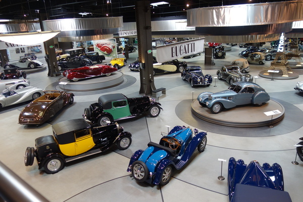 Bild: Mullin Automotive Museum - Blick in die Sammlung