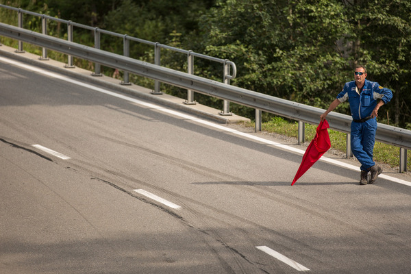 Multifuktional: die rote Flagge sorgt nicht nur für Pause auf der Rennstrecke, sondern hilft auch dem Sportwart beim Entspannen – 20. Arosa ClassicCar 2024