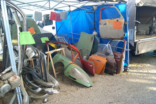 Munteres Teileraten: Kotflügel und Kofferraumdeckel für Citroën DS, Hardtop für Triumph Spitfire, Türen für Alfa-Spider und Renault 4 – Veterama Mannheim 2022