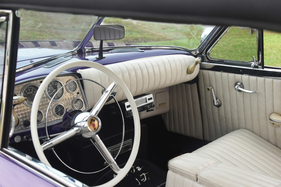 Muntz Jet (1952) - Luxuriöser Innenraum mit gepolstertem Armaturenbrett