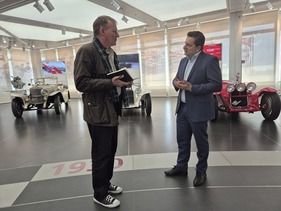 Bild Museo Storico Alfa Romeo Arese – Der Autor im Gespräch mit dem Museumskurator Lorenzo Ardizio