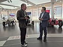 Museo Storico Alfa Romeo Arese – Der Autor im Gespräch mit dem Museumskurator Lorenzo Ardizio