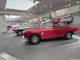 Museo Storico Alfa Romeo Arese – Der Wert wird nicht erwähnt, ein Serien-Sprint GT steht neben einem Giulia Sprint GTAn (1965)