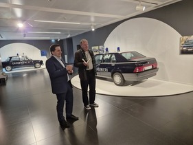 Bild Museo Storico Alfa Romeo Arese – Lorenzo Ardizio berichtet lachend, was sein Freund, der Polizeichef von Mailand, zu seiner Carabinieri-Ausstellung meinte