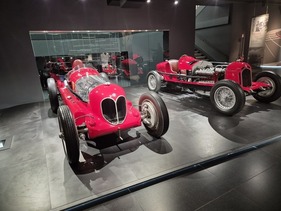 Bild Museo Storico Alfa Romeo Arese – Zweimotorig hinter- und nebeneinander